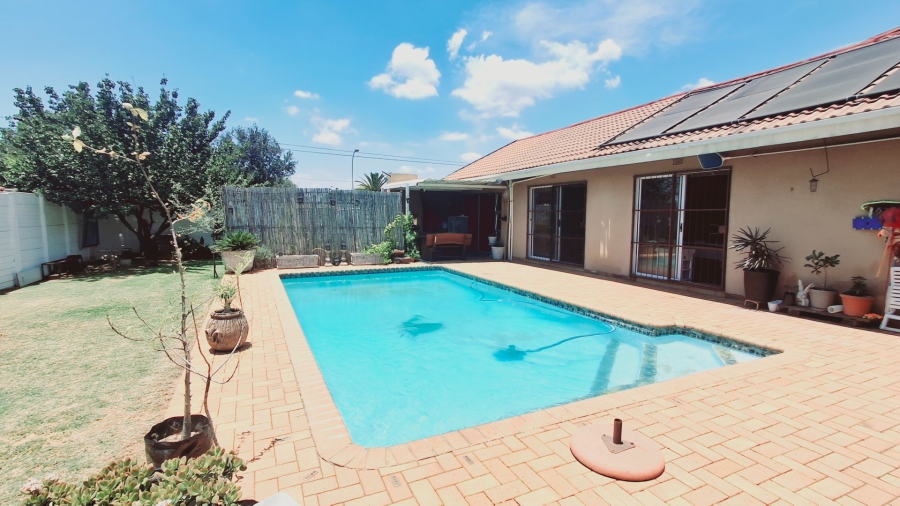 4 Bedroom Property for Sale in Roodia Free State